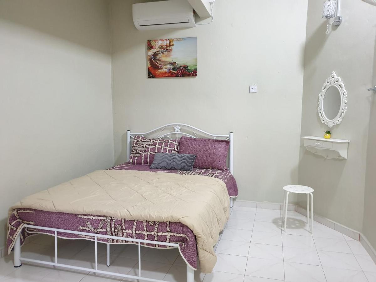 Auni & Auji Homestay Kemaman Chukai Exterior photo